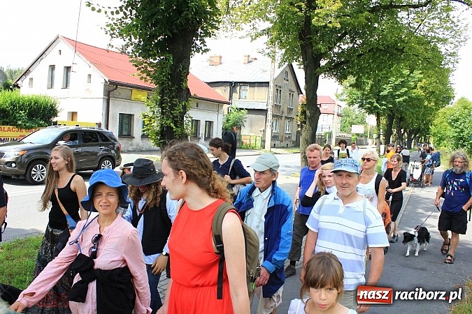 Zdjęcie w galerii na portalu naszraciborz.pl: Z Ołomuńca do Częstochowy. Hippisowska pielgrzymka przeszła przez Racibórz wiadomości z regionu