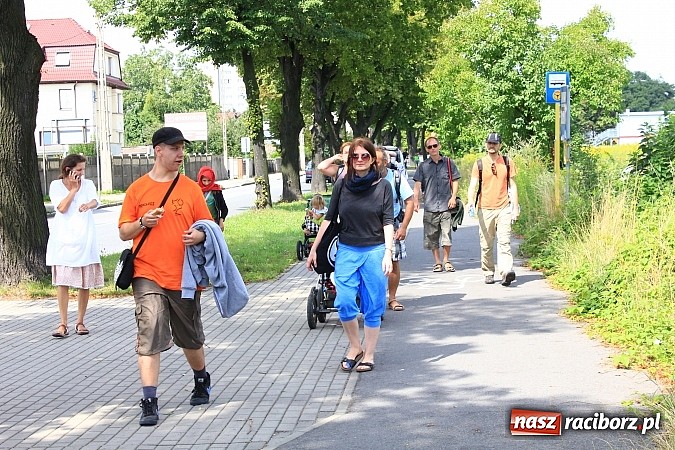 Zdjęcie w galerii na portalu naszraciborz.pl: Z Ołomuńca do Częstochowy. Hippisowska pielgrzymka przeszła przez Racibórz wiadomości z regionu