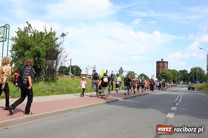 Zdjęcie w galerii na portalu naszraciborz.pl: Z Ołomuńca do Częstochowy. Hippisowska pielgrzymka przeszła przez Racibórz wiadomości z regionu