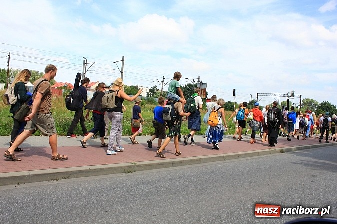 Zdjęcie w galerii na portalu naszraciborz.pl: Z Ołomuńca do Częstochowy. Hippisowska pielgrzymka przeszła przez Racibórz wiadomości z regionu