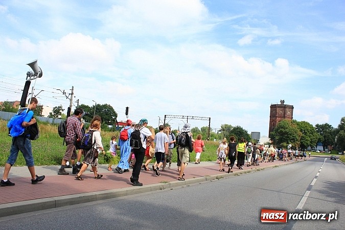 Zdjęcie w galerii na portalu naszraciborz.pl: Z Ołomuńca do Częstochowy. Hippisowska pielgrzymka przeszła przez Racibórz wiadomości z regionu
