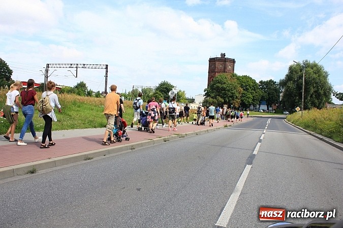 Zdjęcie w galerii na portalu naszraciborz.pl: Z Ołomuńca do Częstochowy. Hippisowska pielgrzymka przeszła przez Racibórz wiadomości z regionu