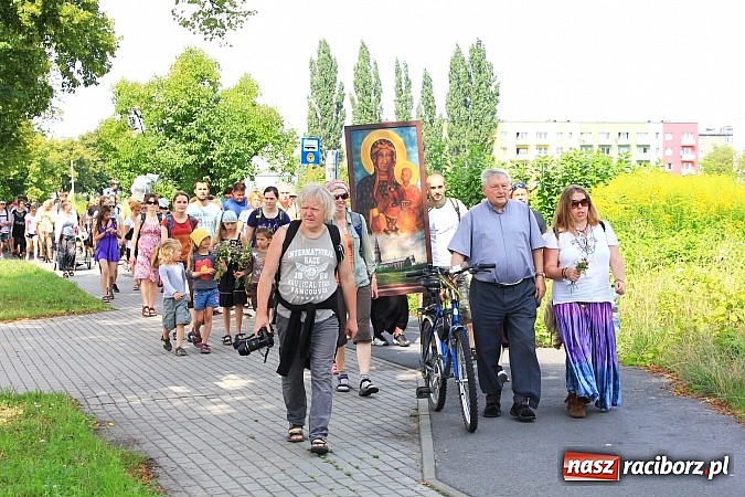 Zdjęcie w galerii na portalu naszraciborz.pl: Z Ołomuńca do Częstochowy. Hippisowska pielgrzymka przeszła przez Racibórz wiadomości z regionu