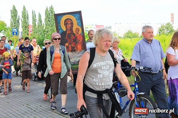 Zdjęcie w galerii na portalu naszraciborz.pl: Z Ołomuńca do Częstochowy. Hippisowska pielgrzymka przeszła przez Racibórz wiadomości z regionu