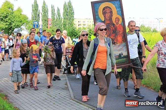 Zdjęcie w galerii na portalu naszraciborz.pl: Z Ołomuńca do Częstochowy. Hippisowska pielgrzymka przeszła przez Racibórz wiadomości z regionu
