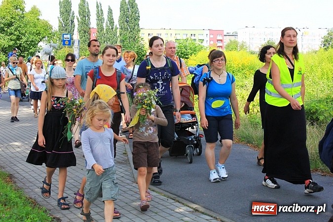 Zdjęcie w galerii na portalu naszraciborz.pl: Z Ołomuńca do Częstochowy. Hippisowska pielgrzymka przeszła przez Racibórz wiadomości z regionu