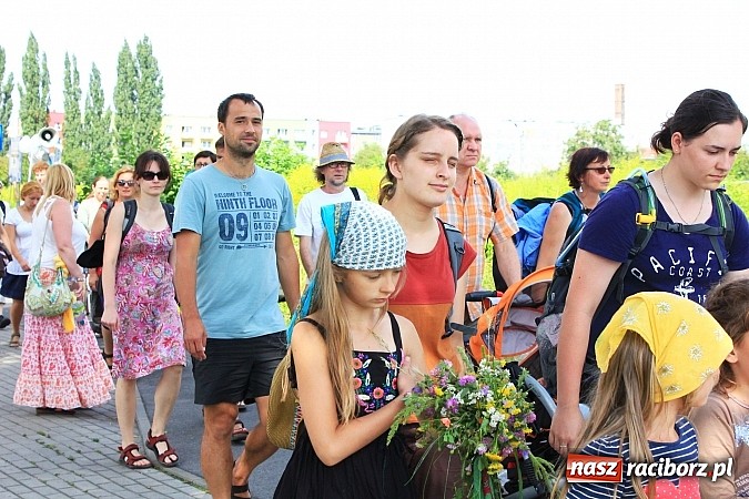 Zdjęcie w galerii na portalu naszraciborz.pl: Z Ołomuńca do Częstochowy. Hippisowska pielgrzymka przeszła przez Racibórz wiadomości z regionu