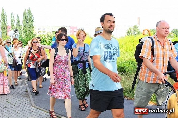 Zdjęcie w galerii na portalu naszraciborz.pl: Z Ołomuńca do Częstochowy. Hippisowska pielgrzymka przeszła przez Racibórz wiadomości z regionu