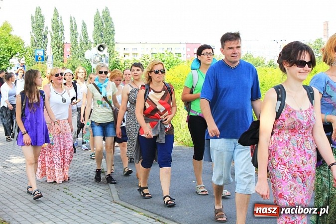 Zdjęcie w galerii na portalu naszraciborz.pl: Z Ołomuńca do Częstochowy. Hippisowska pielgrzymka przeszła przez Racibórz wiadomości z regionu