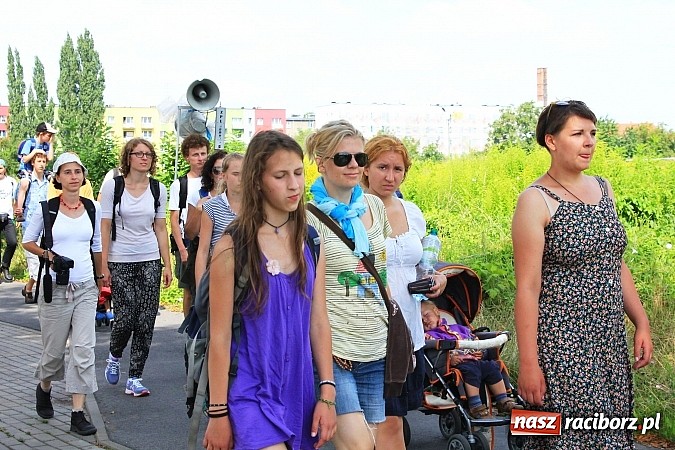 Zdjęcie w galerii na portalu naszraciborz.pl: Z Ołomuńca do Częstochowy. Hippisowska pielgrzymka przeszła przez Racibórz wiadomości z regionu