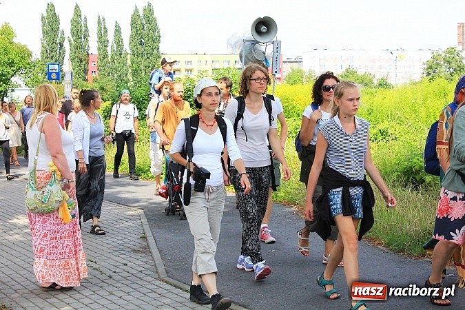 Zdjęcie w galerii na portalu naszraciborz.pl: Z Ołomuńca do Częstochowy. Hippisowska pielgrzymka przeszła przez Racibórz wiadomości z regionu