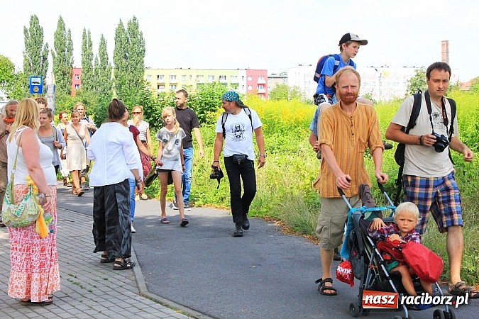 Zdjęcie w galerii na portalu naszraciborz.pl: Z Ołomuńca do Częstochowy. Hippisowska pielgrzymka przeszła przez Racibórz wiadomości z regionu