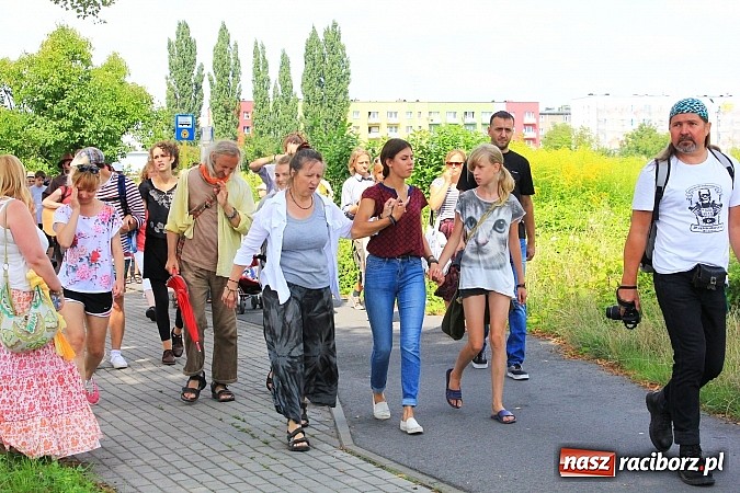 Zdjęcie w galerii na portalu naszraciborz.pl: Z Ołomuńca do Częstochowy. Hippisowska pielgrzymka przeszła przez Racibórz wiadomości z regionu