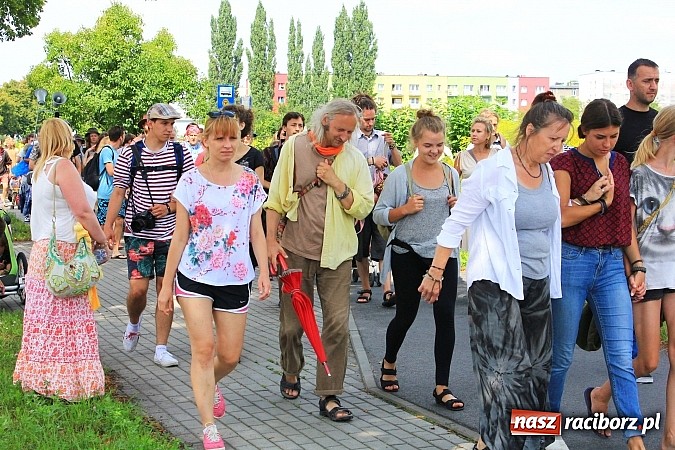 Zdjęcie w galerii na portalu naszraciborz.pl: Z Ołomuńca do Częstochowy. Hippisowska pielgrzymka przeszła przez Racibórz wiadomości z regionu