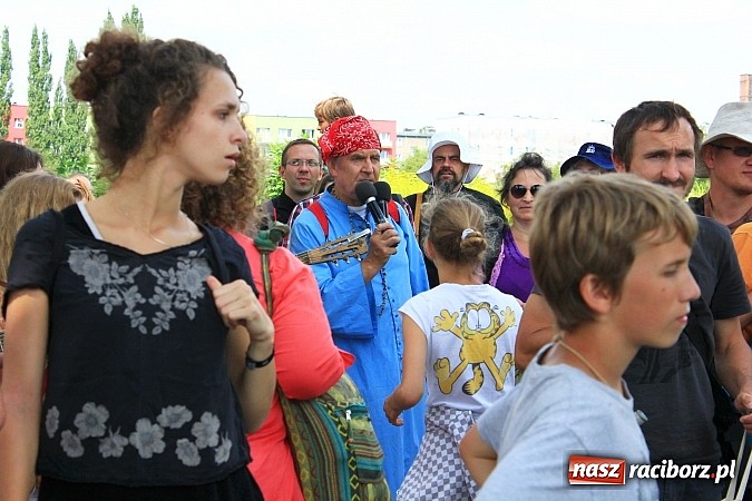 Zdjęcie w galerii na portalu naszraciborz.pl: Z Ołomuńca do Częstochowy. Hippisowska pielgrzymka przeszła przez Racibórz wiadomości z regionu