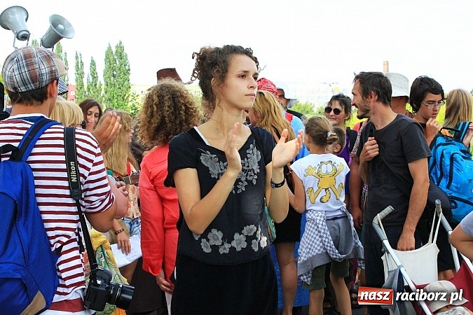 Zdjęcie w galerii na portalu naszraciborz.pl: Z Ołomuńca do Częstochowy. Hippisowska pielgrzymka przeszła przez Racibórz wiadomości z regionu