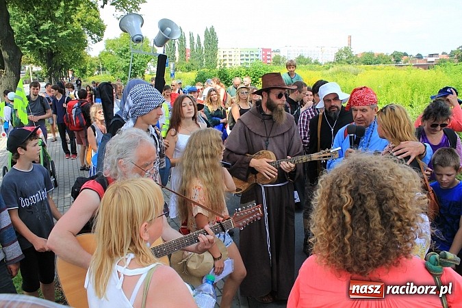Zdjęcie w galerii na portalu naszraciborz.pl: Z Ołomuńca do Częstochowy. Hippisowska pielgrzymka przeszła przez Racibórz wiadomości z regionu