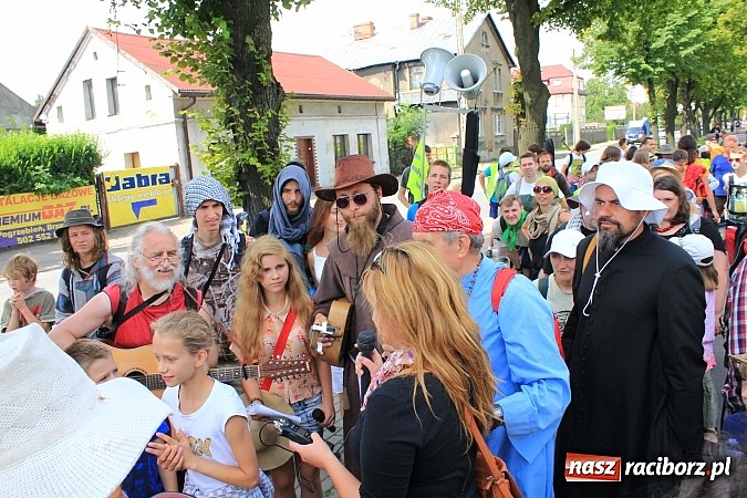 Zdjęcie w galerii na portalu naszraciborz.pl: Z Ołomuńca do Częstochowy. Hippisowska pielgrzymka przeszła przez Racibórz wiadomości z regionu