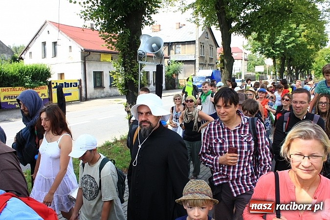 Zdjęcie w galerii na portalu naszraciborz.pl: Z Ołomuńca do Częstochowy. Hippisowska pielgrzymka przeszła przez Racibórz wiadomości z regionu