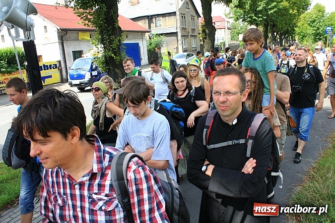 Zdjęcie w galerii na portalu naszraciborz.pl: Z Ołomuńca do Częstochowy. Hippisowska pielgrzymka przeszła przez Racibórz wiadomości z regionu