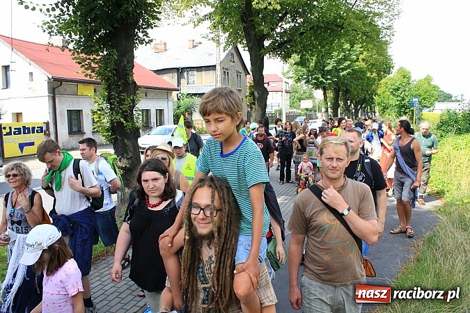 Zdjęcie w galerii na portalu naszraciborz.pl: Z Ołomuńca do Częstochowy. Hippisowska pielgrzymka przeszła przez Racibórz wiadomości z regionu