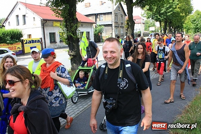 Zdjęcie w galerii na portalu naszraciborz.pl: Z Ołomuńca do Częstochowy. Hippisowska pielgrzymka przeszła przez Racibórz wiadomości z regionu