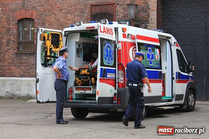 Zdjęcie w galerii na portalu naszraciborz.pl: Nieszczęśliwy wypadek w Zakładzie Karnym. Kierowca ciężarówki najechał na strażnika wiadomości z regionu