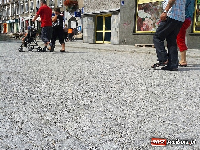 Zdjęcie w galerii na portalu naszraciborz.pl: Dramat na dziesięciolecia. Interwencja Czytelnika w sprawie bruku na Nowej wiadomości z regionu