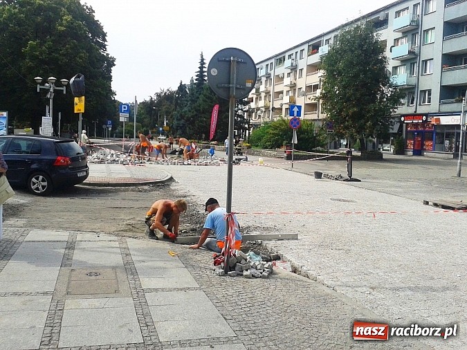 Zdjęcie w galerii na portalu naszraciborz.pl: Dramat na dziesięciolecia. Interwencja Czytelnika w sprawie bruku na Nowej wiadomości z regionu