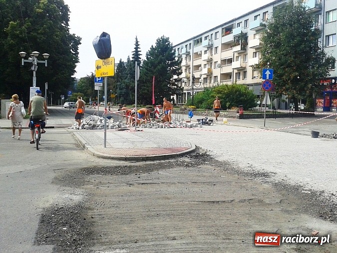 Zdjęcie w galerii na portalu naszraciborz.pl: Dramat na dziesięciolecia. Interwencja Czytelnika w sprawie bruku na Nowej wiadomości z regionu