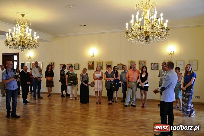 Zdjęcie w galerii na portalu naszraciborz.pl: Sztuka pr&oacute;bowania - wernisaż wystawy prac Grzegorza Tomasiaka na zamku wiadomości z regionu