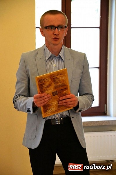 Zdjęcie w galerii na portalu naszraciborz.pl: Sztuka pr&oacute;bowania - wernisaż wystawy prac Grzegorza Tomasiaka na zamku wiadomości z regionu