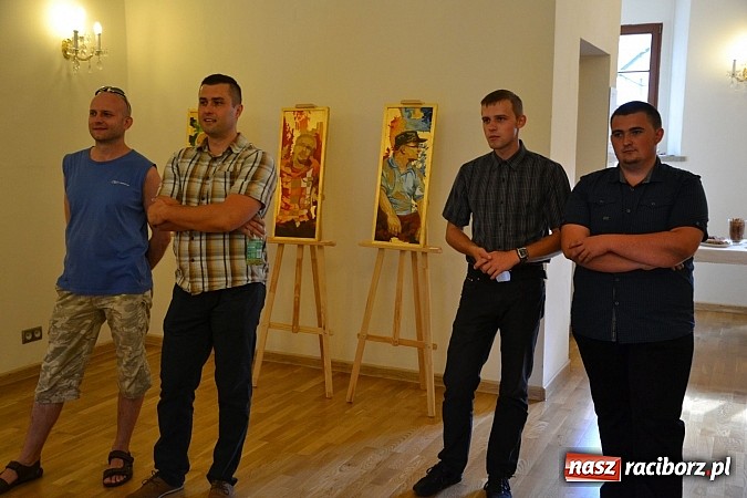 Zdjęcie w galerii na portalu naszraciborz.pl: Sztuka pr&oacute;bowania - wernisaż wystawy prac Grzegorza Tomasiaka na zamku wiadomości z regionu