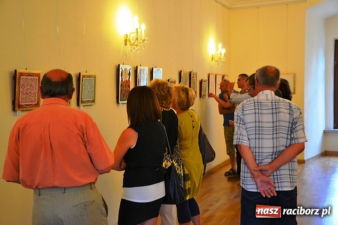 Zdjęcie w galerii na portalu naszraciborz.pl: Sztuka pr&oacute;bowania - wernisaż wystawy prac Grzegorza Tomasiaka na zamku wiadomości z regionu