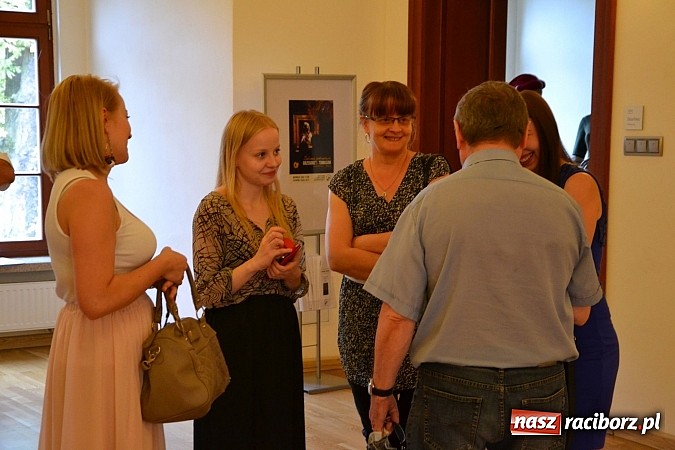 Zdjęcie w galerii na portalu naszraciborz.pl: Sztuka pr&oacute;bowania - wernisaż wystawy prac Grzegorza Tomasiaka na zamku wiadomości z regionu