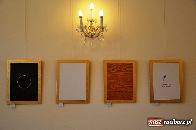 Zdjęcie w galerii na portalu naszraciborz.pl: Sztuka pr&oacute;bowania - wernisaż wystawy prac Grzegorza Tomasiaka na zamku wiadomości z regionu