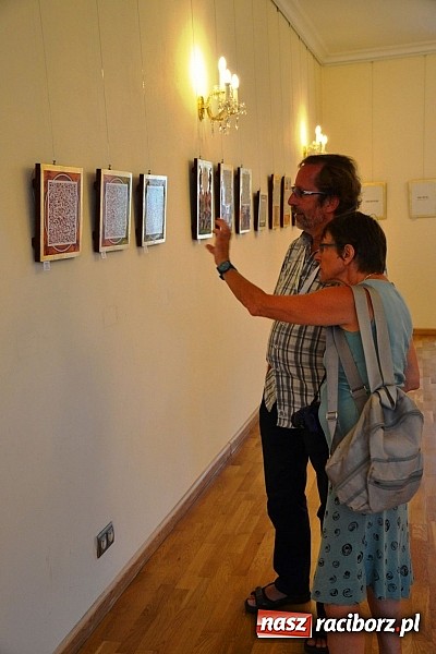 Zdjęcie w galerii na portalu naszraciborz.pl: Sztuka pr&oacute;bowania - wernisaż wystawy prac Grzegorza Tomasiaka na zamku wiadomości z regionu