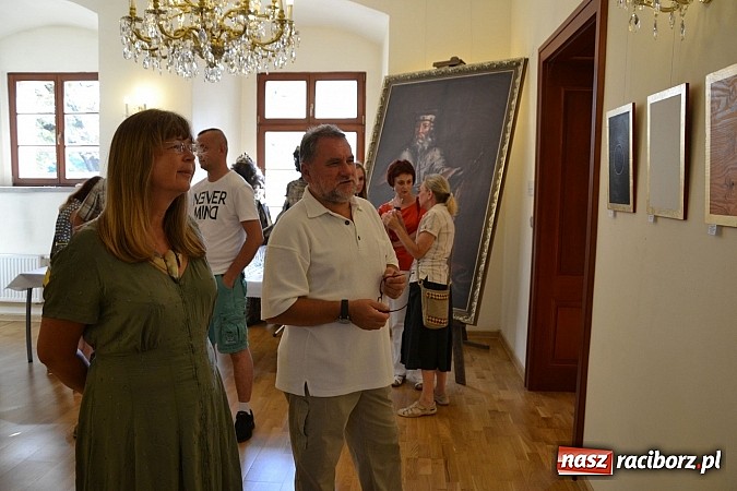 Zdjęcie w galerii na portalu naszraciborz.pl: Sztuka pr&oacute;bowania - wernisaż wystawy prac Grzegorza Tomasiaka na zamku wiadomości z regionu