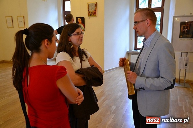 Zdjęcie w galerii na portalu naszraciborz.pl: Sztuka pr&oacute;bowania - wernisaż wystawy prac Grzegorza Tomasiaka na zamku wiadomości z regionu