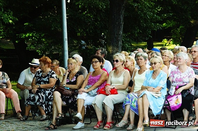 Zdjęcie w galerii na portalu naszraciborz.pl: Swietłana i Juliusz dali koncert w parku Roth wiadomości z regionu