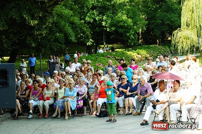 Zdjęcie w galerii na portalu naszraciborz.pl: Swietłana i Juliusz dali koncert w parku Roth wiadomości z regionu