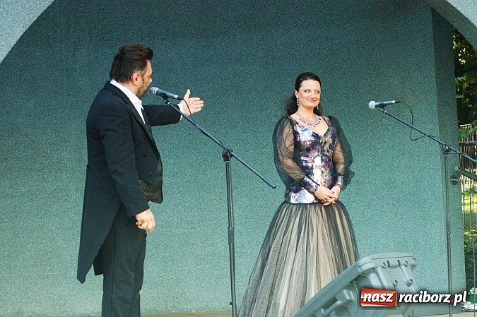 Zdjęcie w galerii na portalu naszraciborz.pl: Swietłana i Juliusz dali koncert w parku Roth wiadomości z regionu