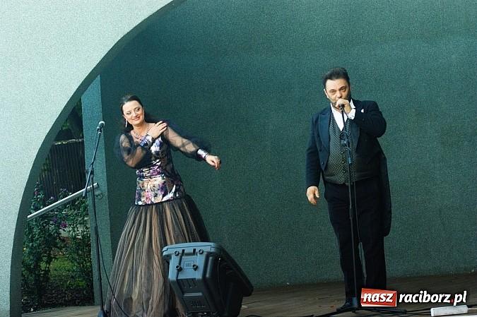 Zdjęcie w galerii na portalu naszraciborz.pl: Swietłana i Juliusz dali koncert w parku Roth wiadomości z regionu