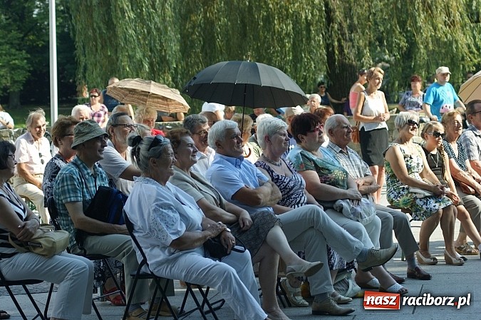 Zdjęcie w galerii na portalu naszraciborz.pl: Swietłana i Juliusz dali koncert w parku Roth wiadomości z regionu