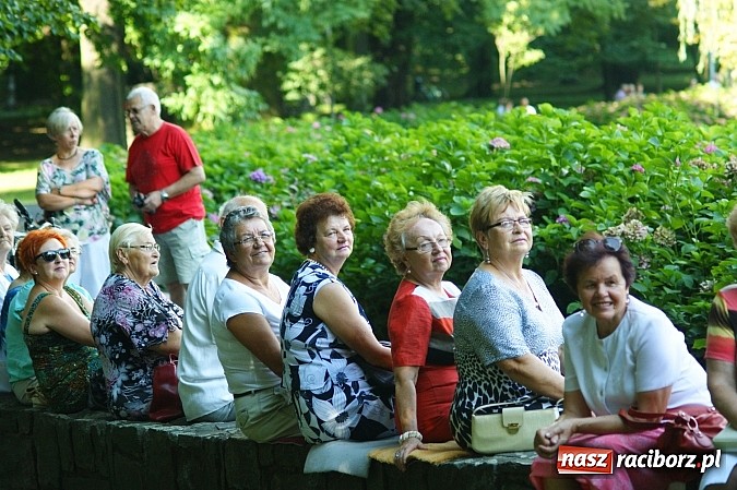 Zdjęcie w galerii na portalu naszraciborz.pl: Swietłana i Juliusz dali koncert w parku Roth wiadomości z regionu