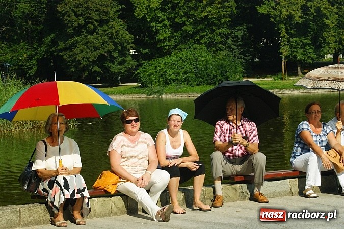 Zdjęcie w galerii na portalu naszraciborz.pl: Swietłana i Juliusz dali koncert w parku Roth wiadomości z regionu