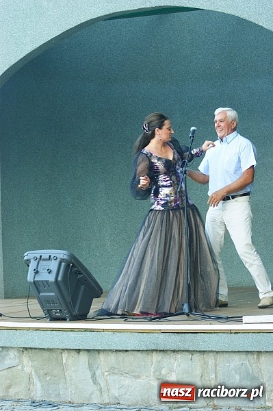 Zdjęcie w galerii na portalu naszraciborz.pl: Swietłana i Juliusz dali koncert w parku Roth wiadomości z regionu