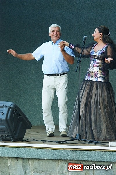 Zdjęcie w galerii na portalu naszraciborz.pl: Swietłana i Juliusz dali koncert w parku Roth wiadomości z regionu