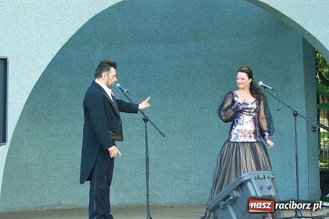 Zdjęcie w galerii na portalu naszraciborz.pl: Swietłana i Juliusz dali koncert w parku Roth wiadomości z regionu