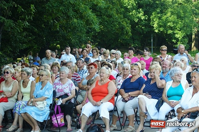 Zdjęcie w galerii na portalu naszraciborz.pl: Swietłana i Juliusz dali koncert w parku Roth wiadomości z regionu